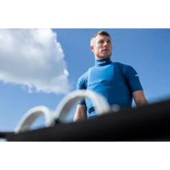Musto Sunblock Dynamic Short Sleeve Rash Guard - Sky Diver Blue 14 Musto Sunblock Dynamic Short Sleeve Rash Guard - Sky Diver Blue -DivePro Store 81216 586 SUNBLOCK DYNAMIC 002 STUART BITHELL JACK HAWKINS